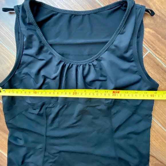 $0 FREE Lululemon Tank with any other purchase fr closet- value $29 - Picture 6 of 10